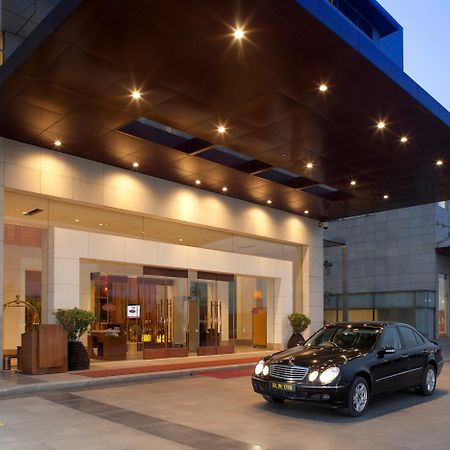 Crowne Plaza New Delhi Okhla, an IHG Hotel Zewnętrze zdjęcie The entrance of the hotel