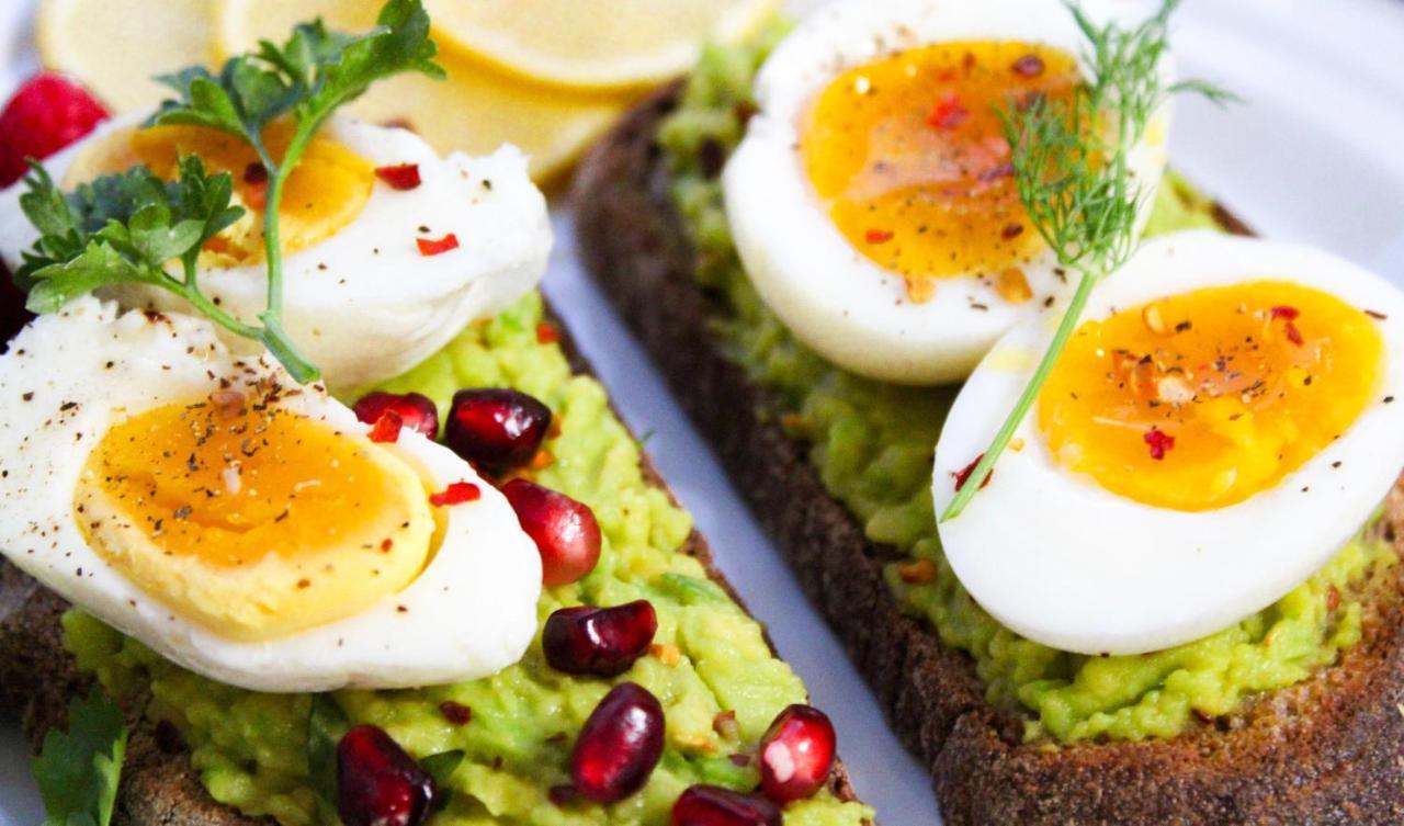 Crowne Plaza New Delhi Okhla, an IHG Hotel Zewnętrze zdjęcie Avocado on toast with a soft-boiled egg