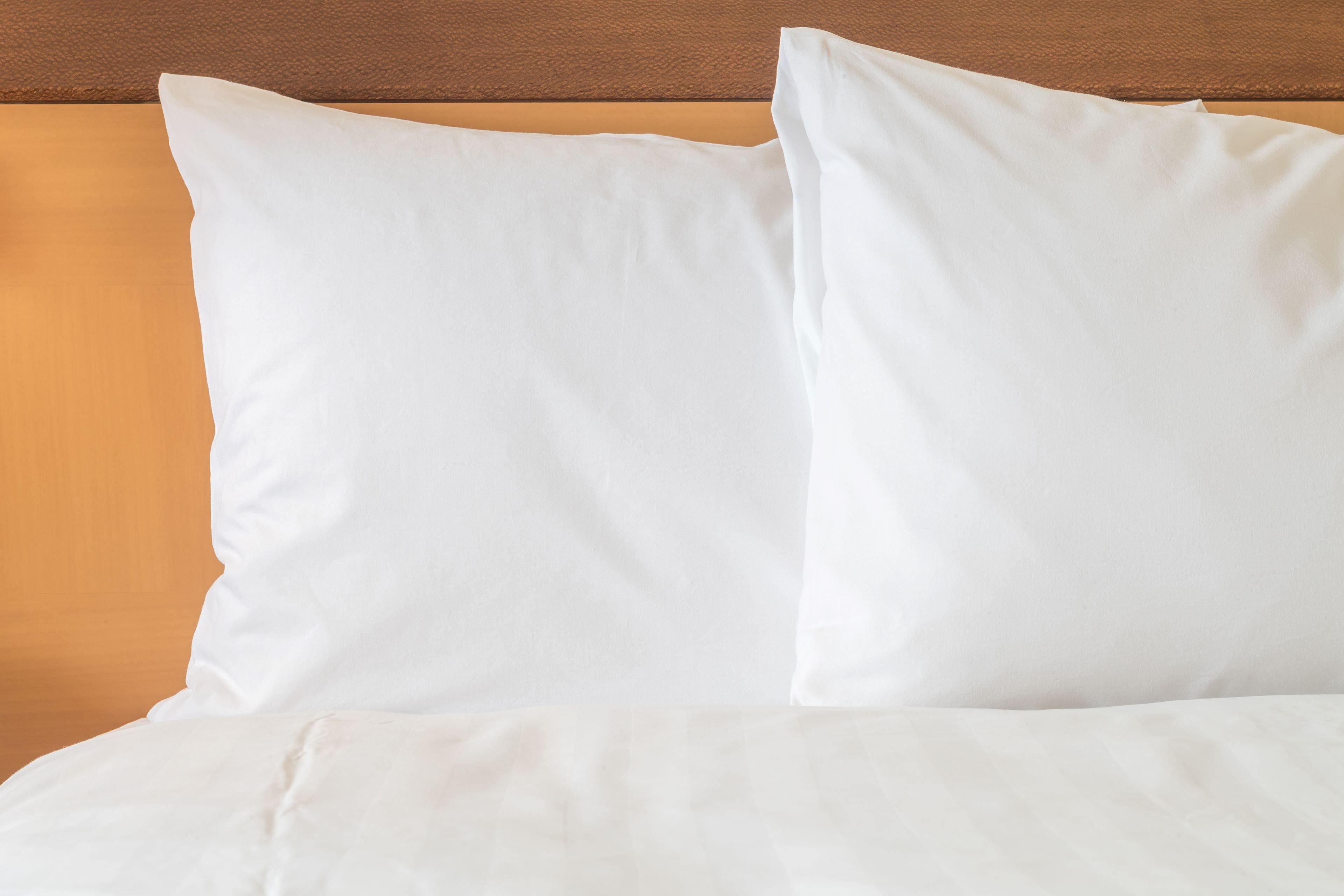 Crowne Plaza New Delhi Okhla, an IHG Hotel Zewnętrze zdjęcie Two pillows on a bed