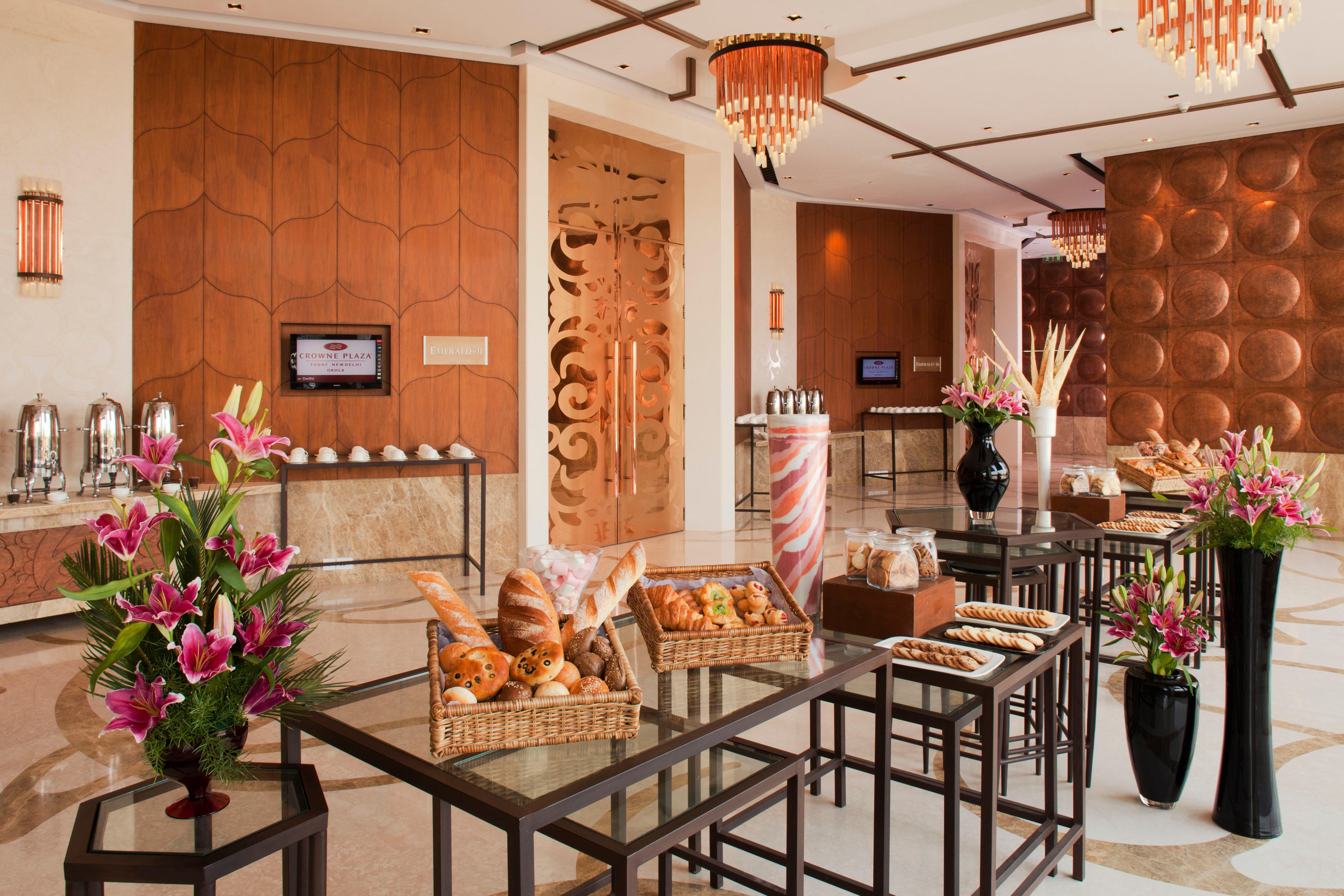 Crowne Plaza New Delhi Okhla, an IHG Hotel Wnętrze zdjęcie The Club Lounge at the Taj Mahal Palace, Mumbai