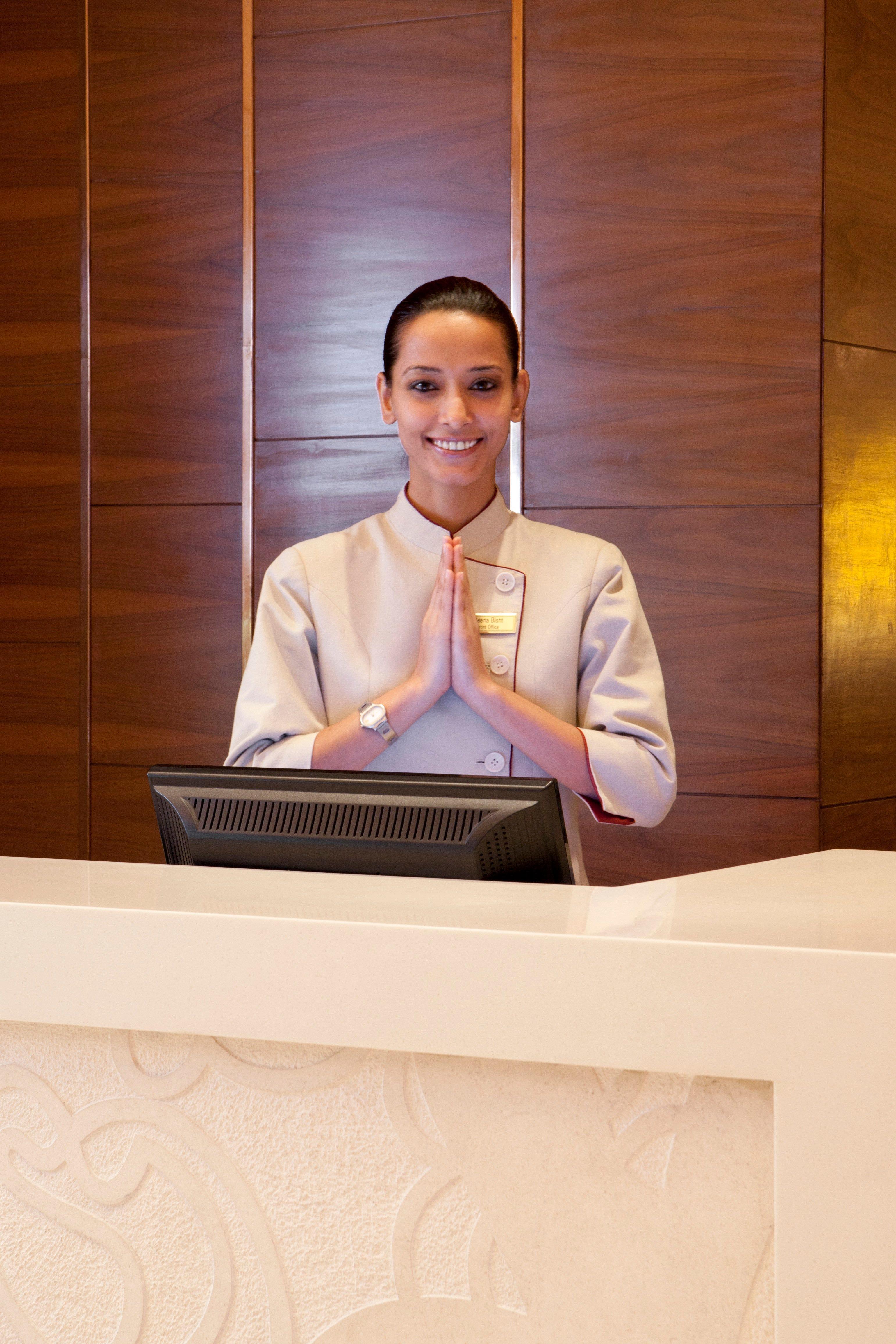 Crowne Plaza New Delhi Okhla, an IHG Hotel Zewnętrze zdjęcie A hotel receptionist in Thailand