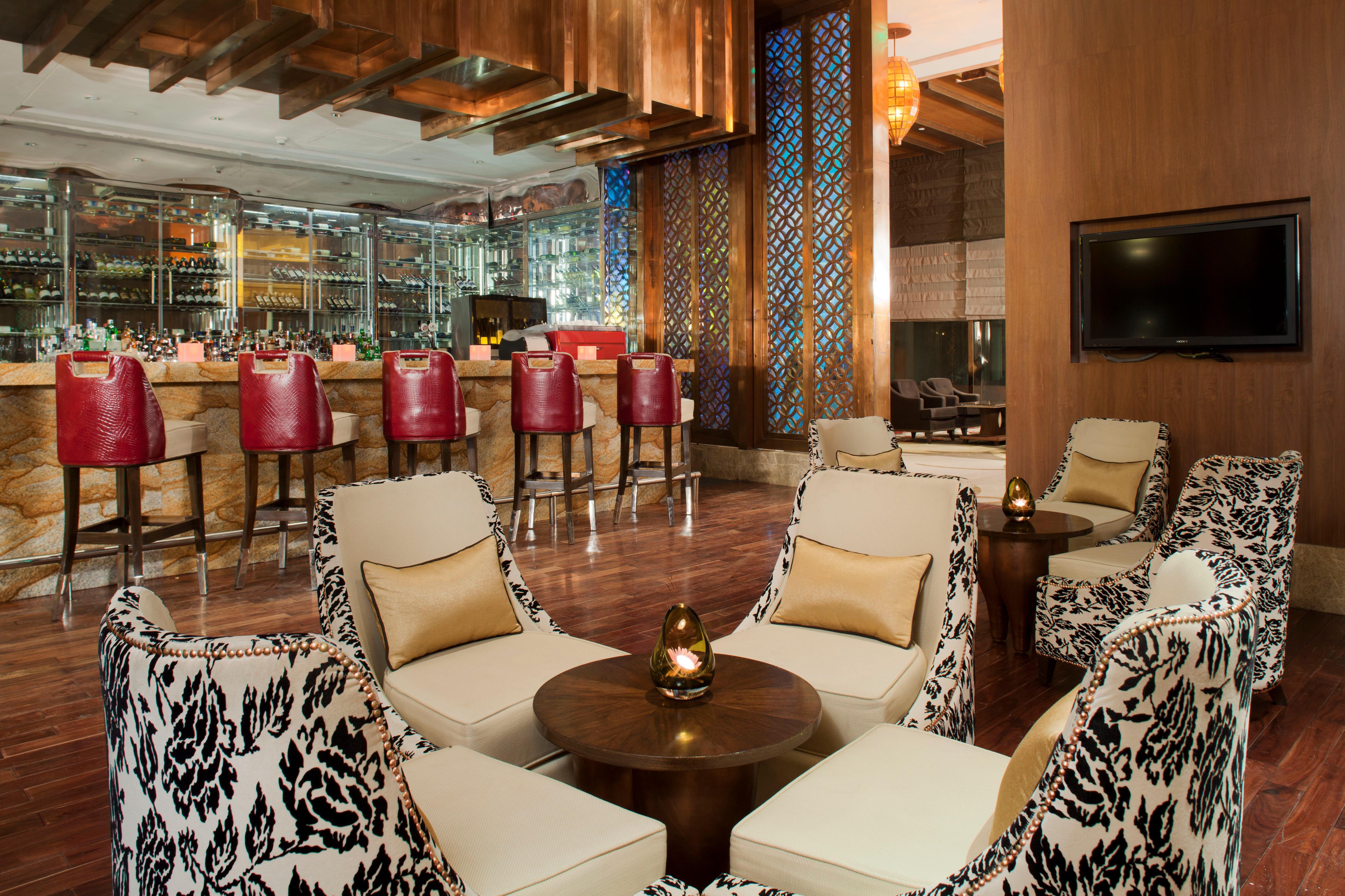 Crowne Plaza New Delhi Okhla, an IHG Hotel Restauracja zdjęcie The bar at the hotel