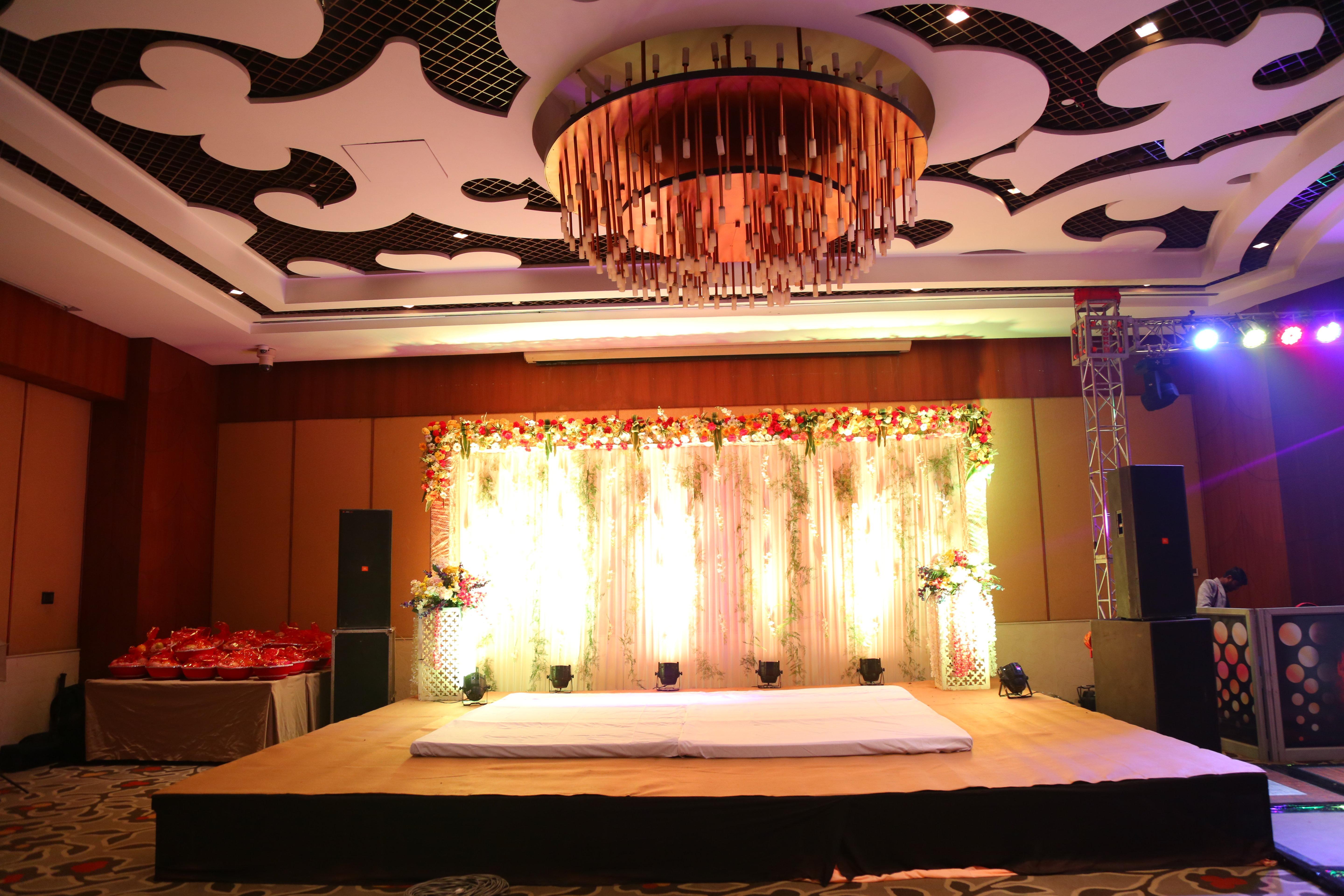 Crowne Plaza New Delhi Okhla, an IHG Hotel Zewnętrze zdjęcie A wedding reception at a hotel in India