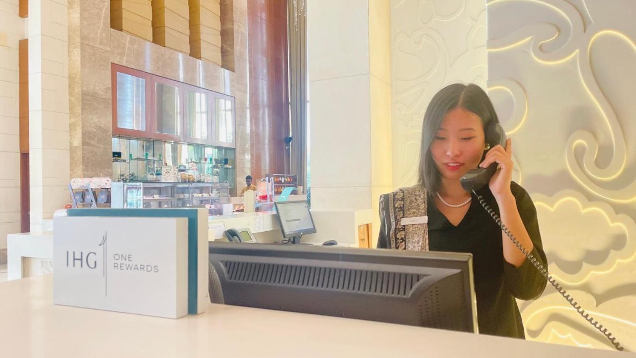 Crowne Plaza New Delhi Okhla, an IHG Hotel Zewnętrze zdjęcie A receptionist at work