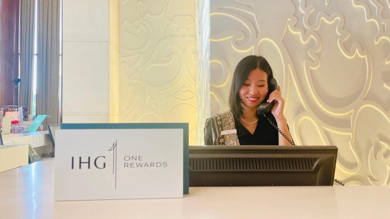 Crowne Plaza New Delhi Okhla, an IHG Hotel Zewnętrze zdjęcie A hotel receptionist at work