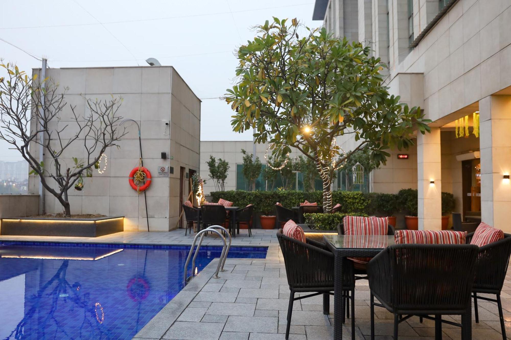 Crowne Plaza New Delhi Okhla, an IHG Hotel Zewnętrze zdjęcie The Park, New Delhi