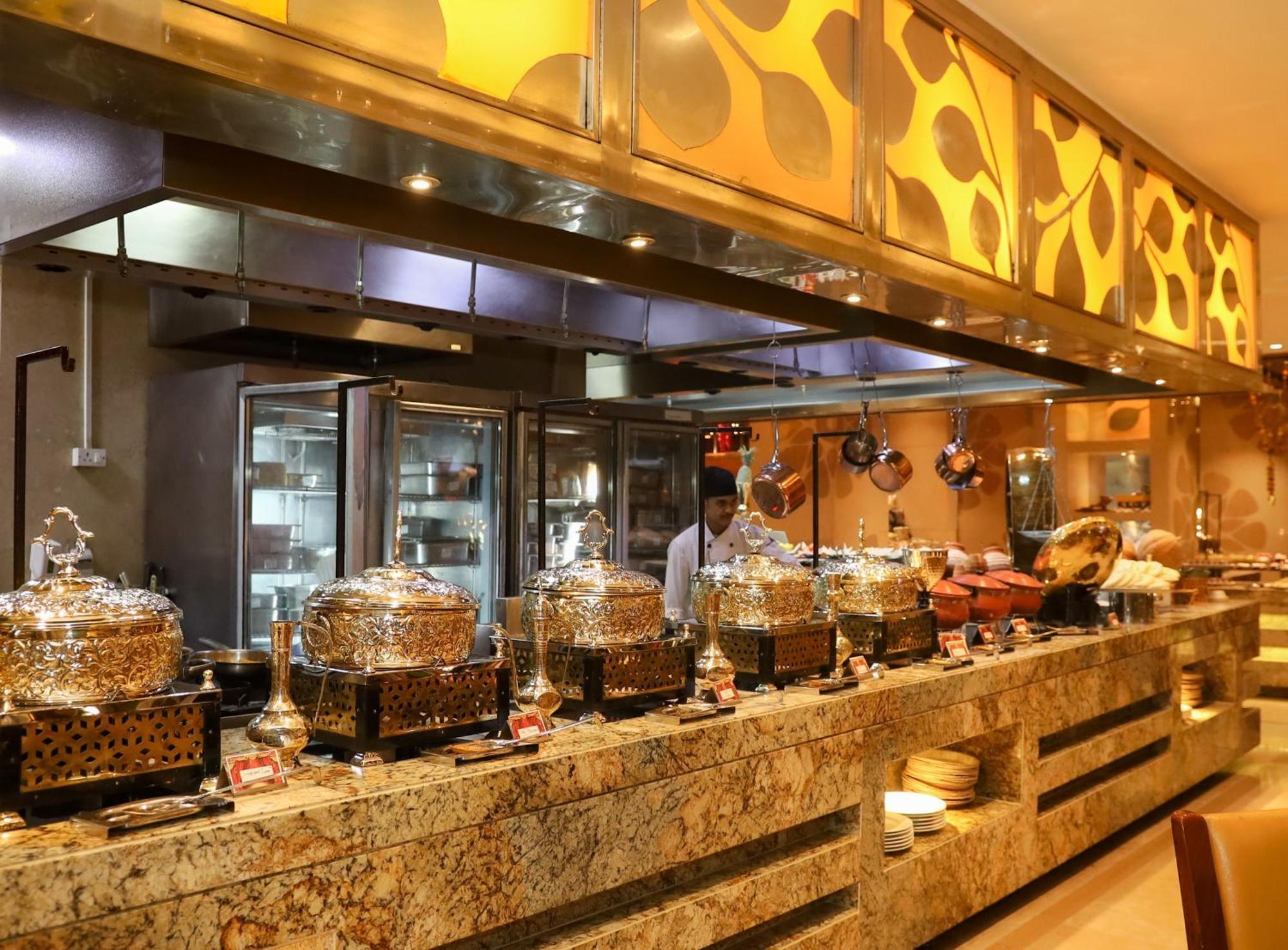 Crowne Plaza New Delhi Okhla, an IHG Hotel Zewnętrze zdjęcie A buffet at a hotel