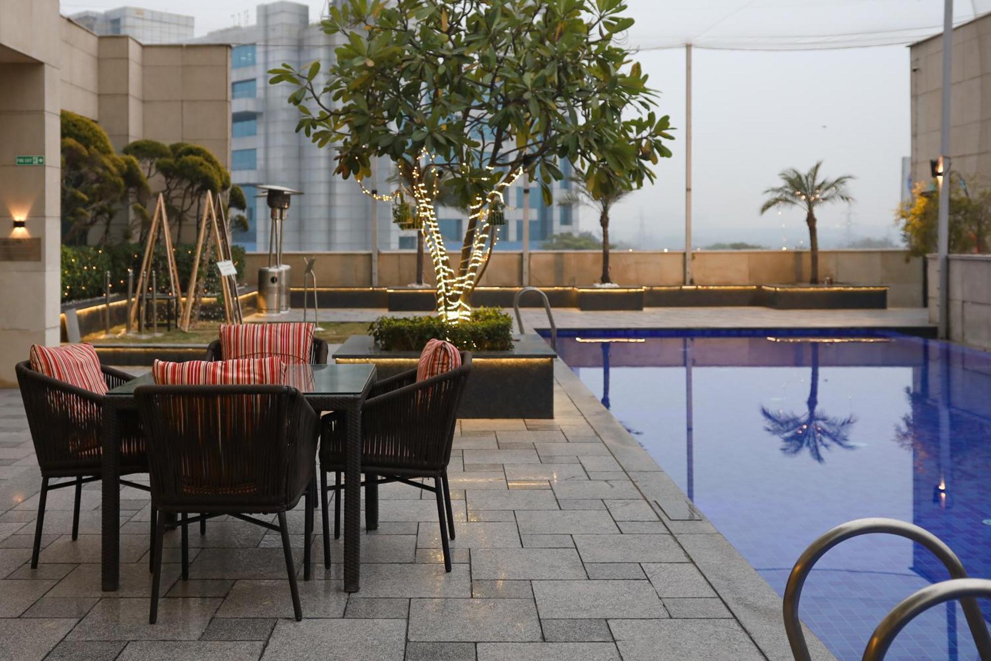 Crowne Plaza New Delhi Okhla, an IHG Hotel Zewnętrze zdjęcie The pool at the Park