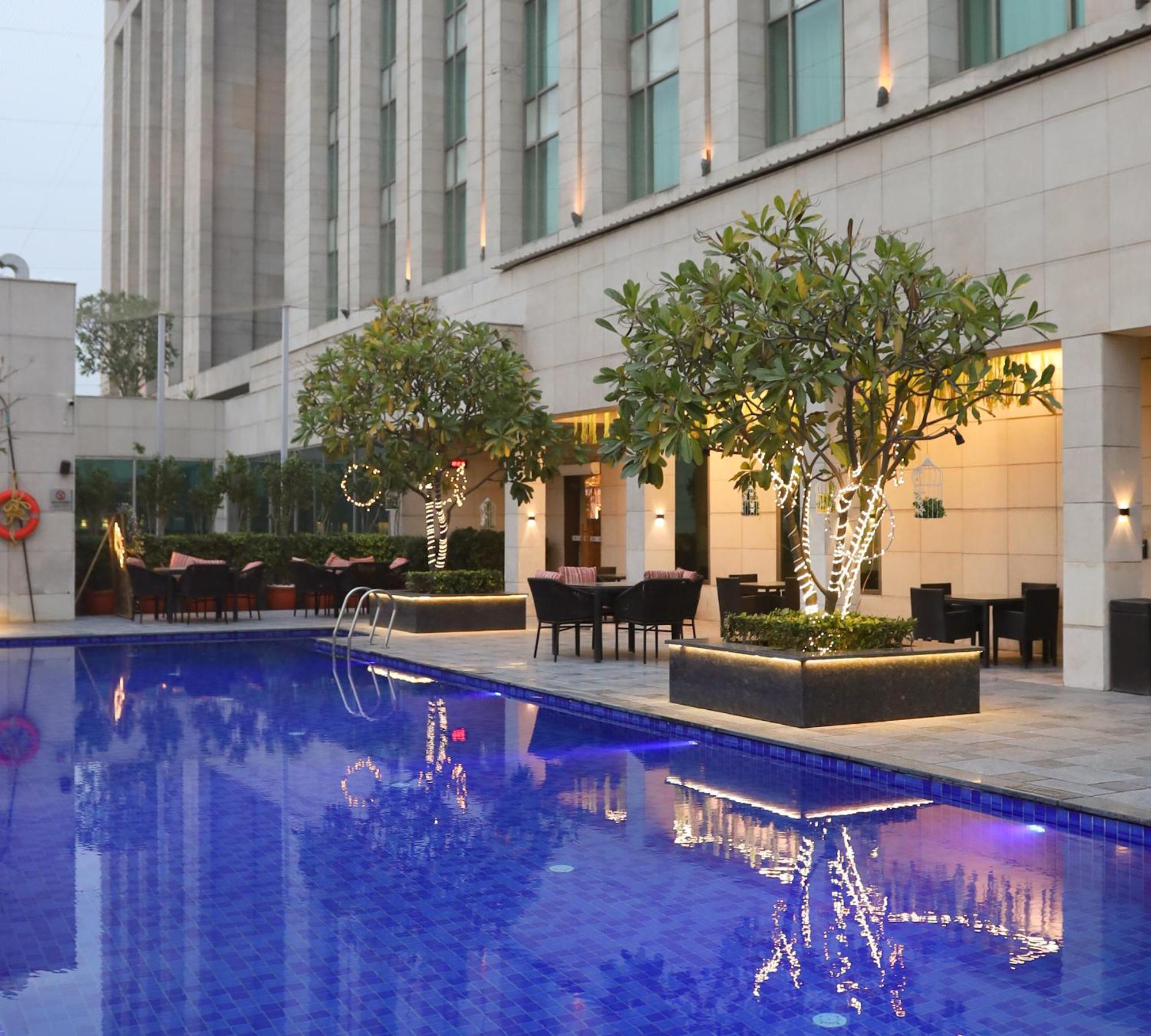 Crowne Plaza New Delhi Okhla, an IHG Hotel Zewnętrze zdjęcie The pool at the hotel