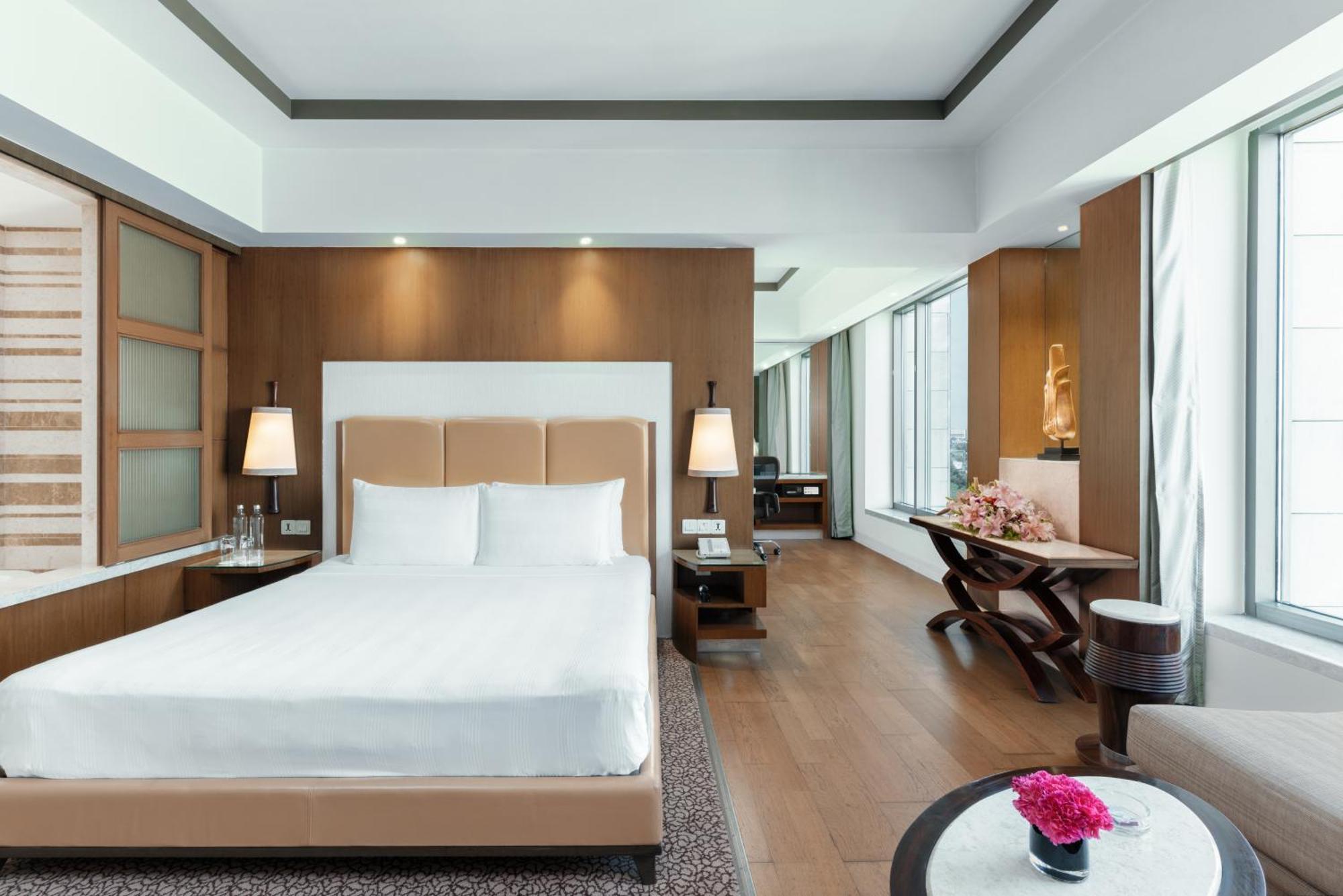 Crowne Plaza New Delhi Okhla, an IHG Hotel Zewnętrze zdjęcie A bedroom at the hotel