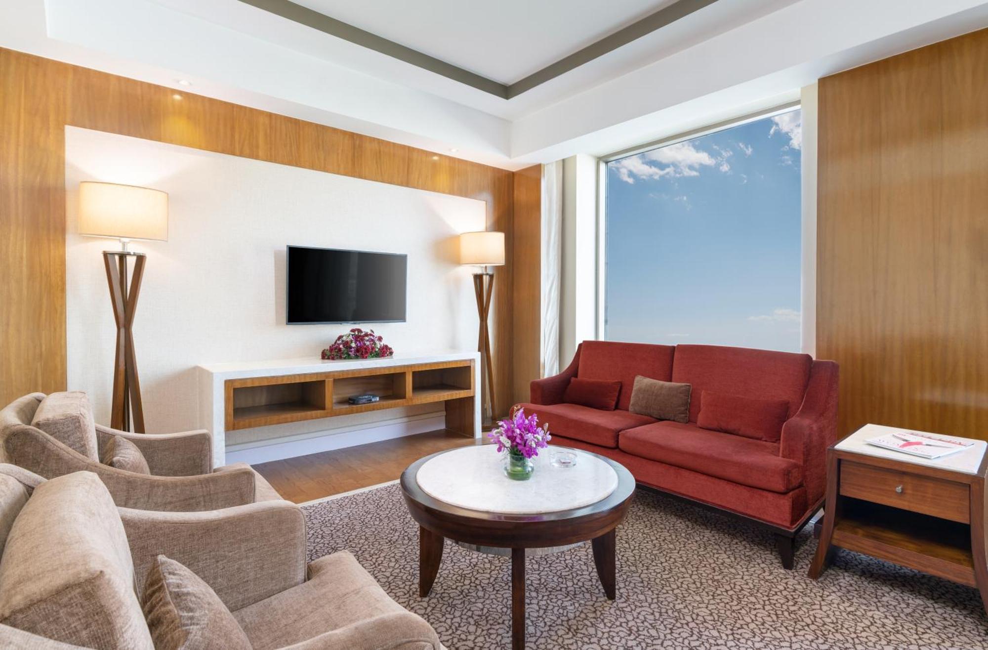 Crowne Plaza New Delhi Okhla, an IHG Hotel Zewnętrze zdjęcie Living room of a suite